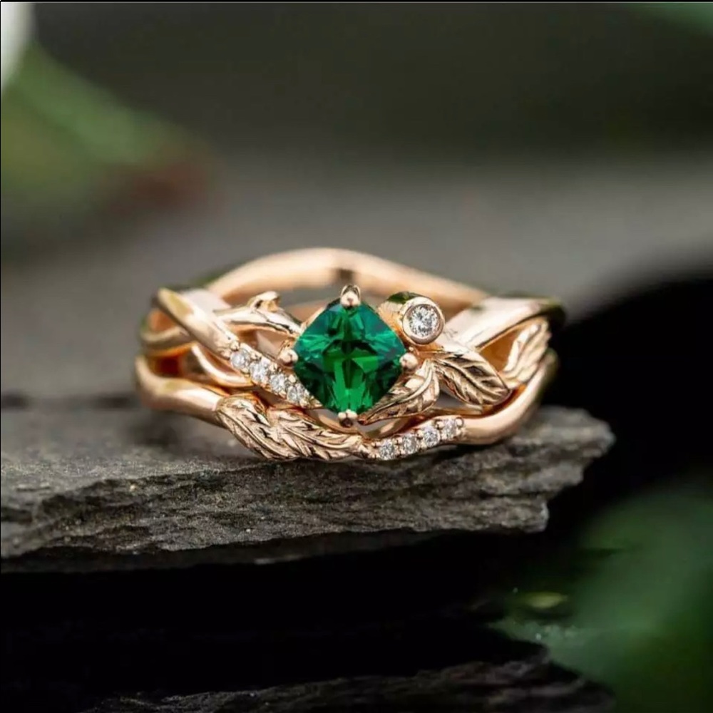 18k gold green crystal & white diamonds ring